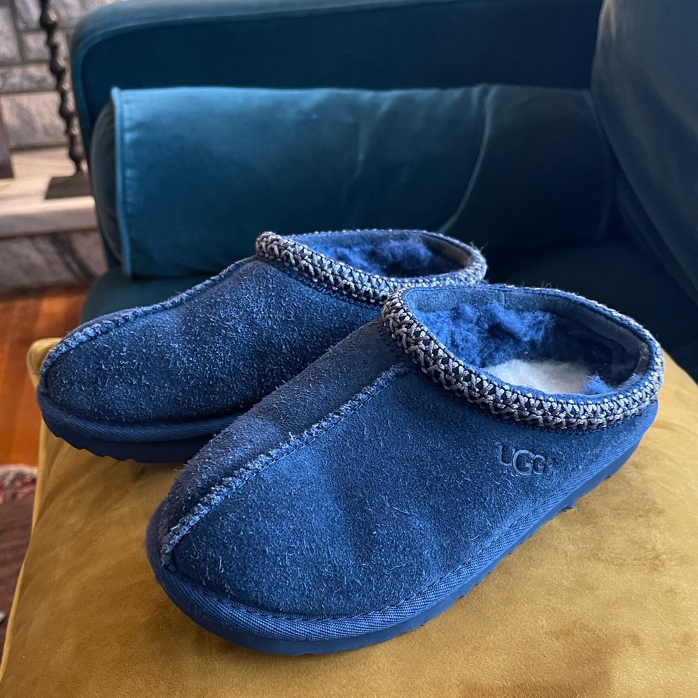 Ugg Tasman 2 youth size 2 unisex shoe/ slipper